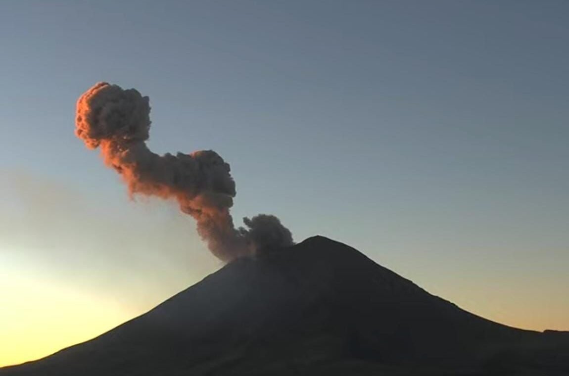 POPOCATÉPETL EMITE FUMAROLA DE 1 KM; ACTIVIDAD PERMANECE EN AMARILLO FASE 2