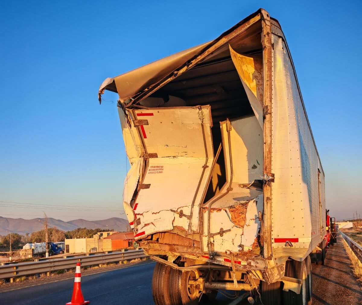 Un deceso deja choque entre autobús de turismo y tráiler en la autopista Puebla-Orizaba