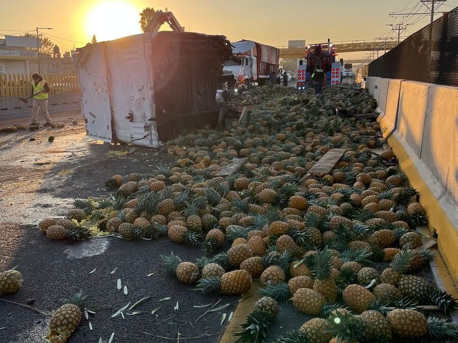 Tráiler con toneladas de piña vuelca en autopista México-Puebla; caos en Valle de Chalco
