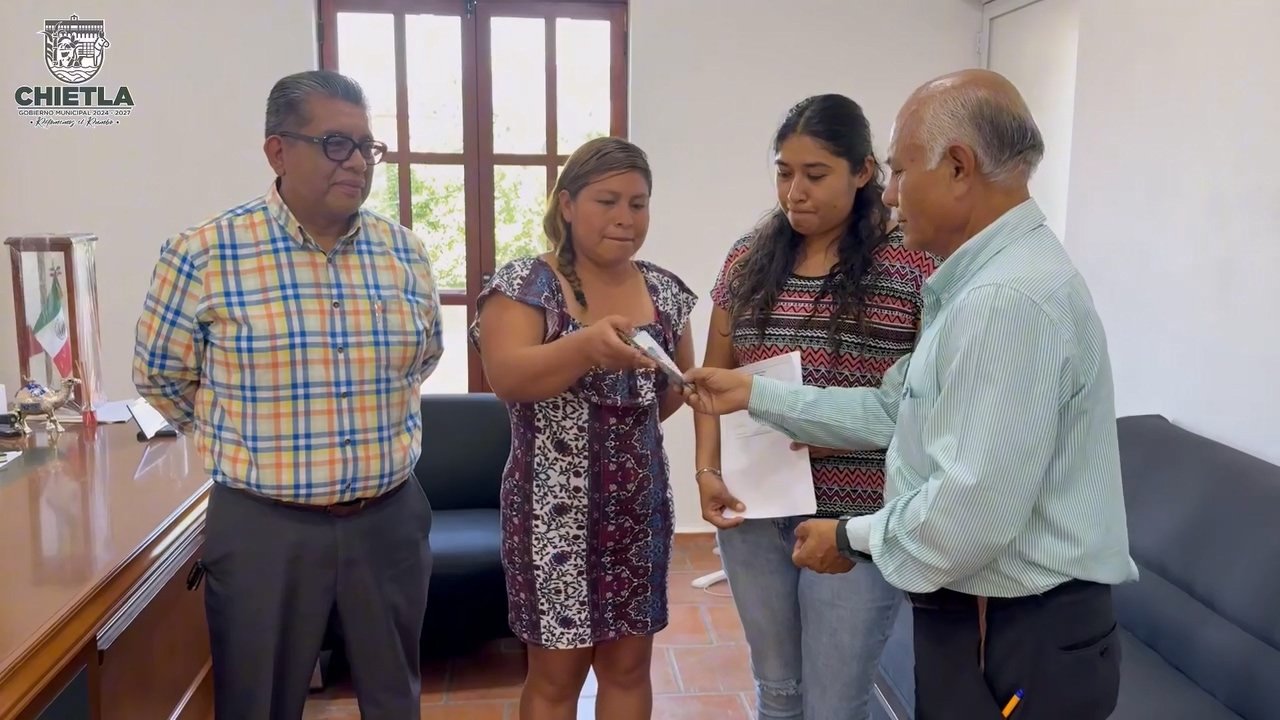 Gobierno de Chietla entregó apoyos a una telesecundaria