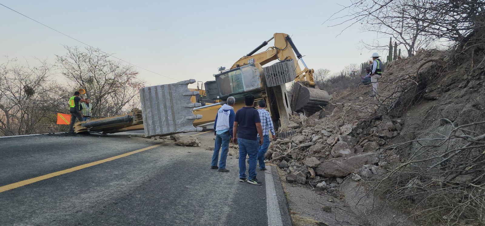Bloquea retroexcavadora carretera Izúcar–Acatlán
