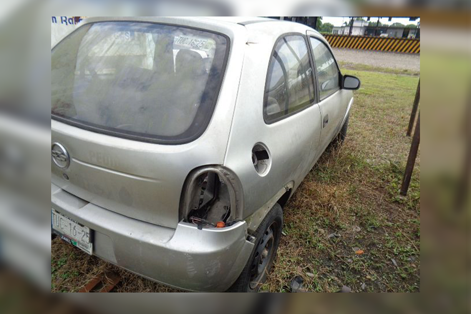  Vuelca auto en Huehuetlán el Chico y hallan cubeta con marihuana al interior