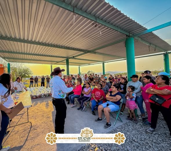 Ayuntamiento de Izúcar distribuye despensas en colonias La Unión y Violetas