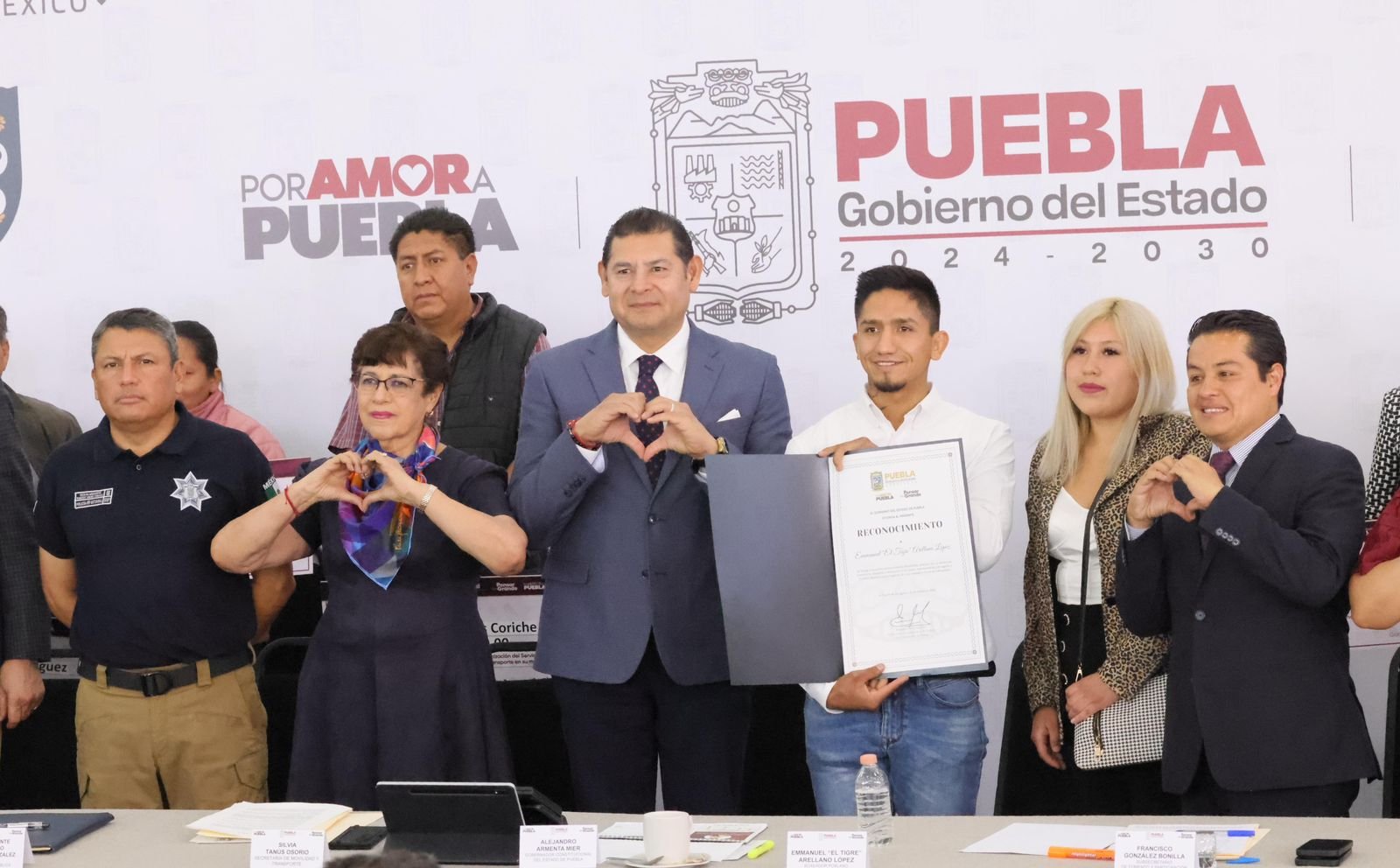 GOBERNADOR ARMENTA MIER RECONOCE A “EL TIGRE” ARELLANO Y LE OTORGA BECA UNIVERSITARIA