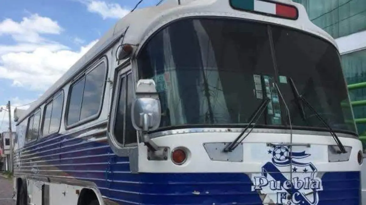 Ofertan en redes sociales autobús histórico del Club Puebla