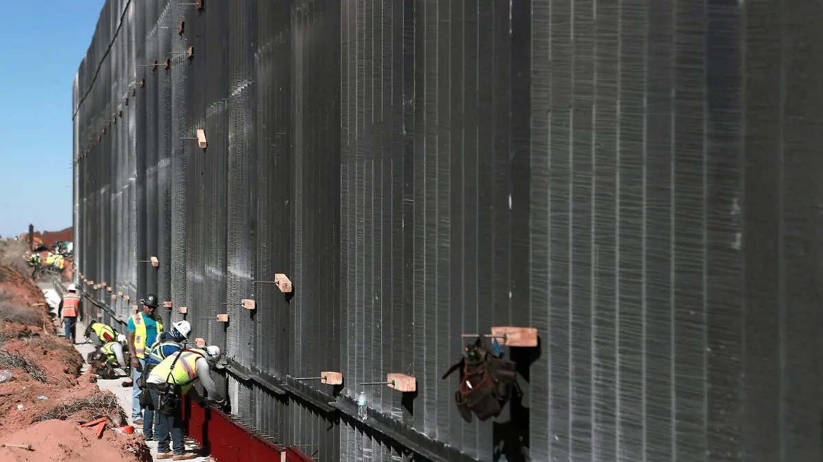 Avanza construcción de muro negro en la frontera de Ciudad Juárez
