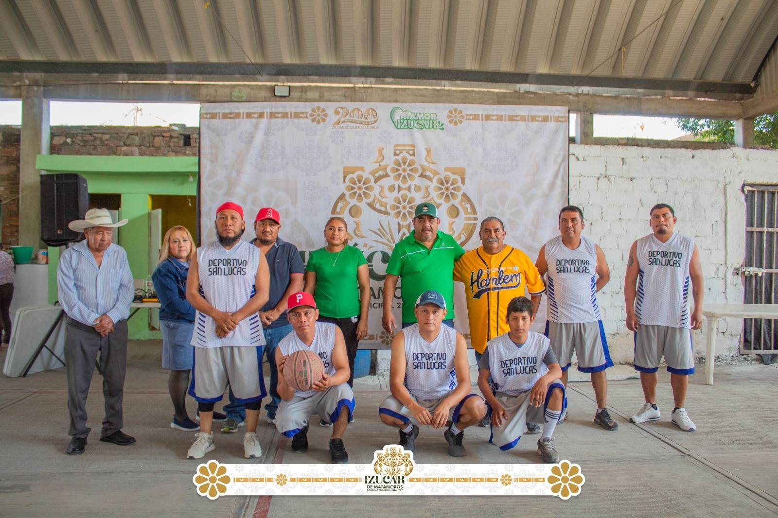 Entregan uniformes a equipos de básquetbol en San Lucas Colucan