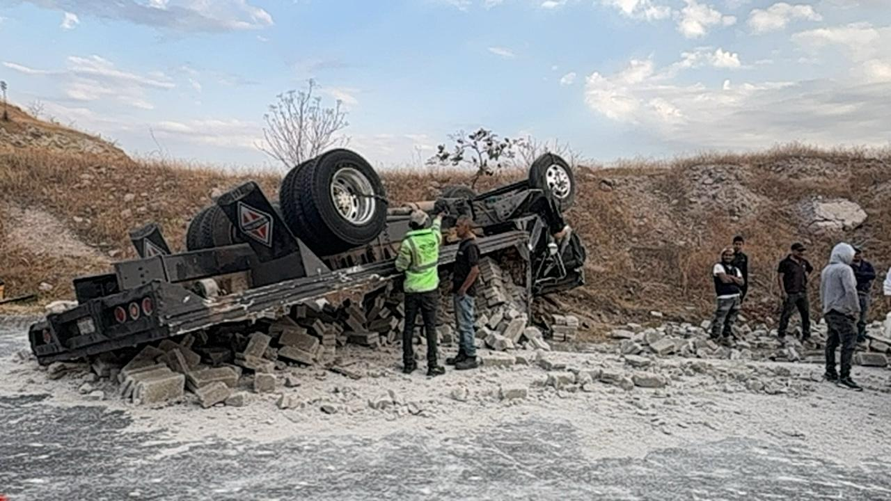 Vuelca camión en libramiento de Tepeojuma
