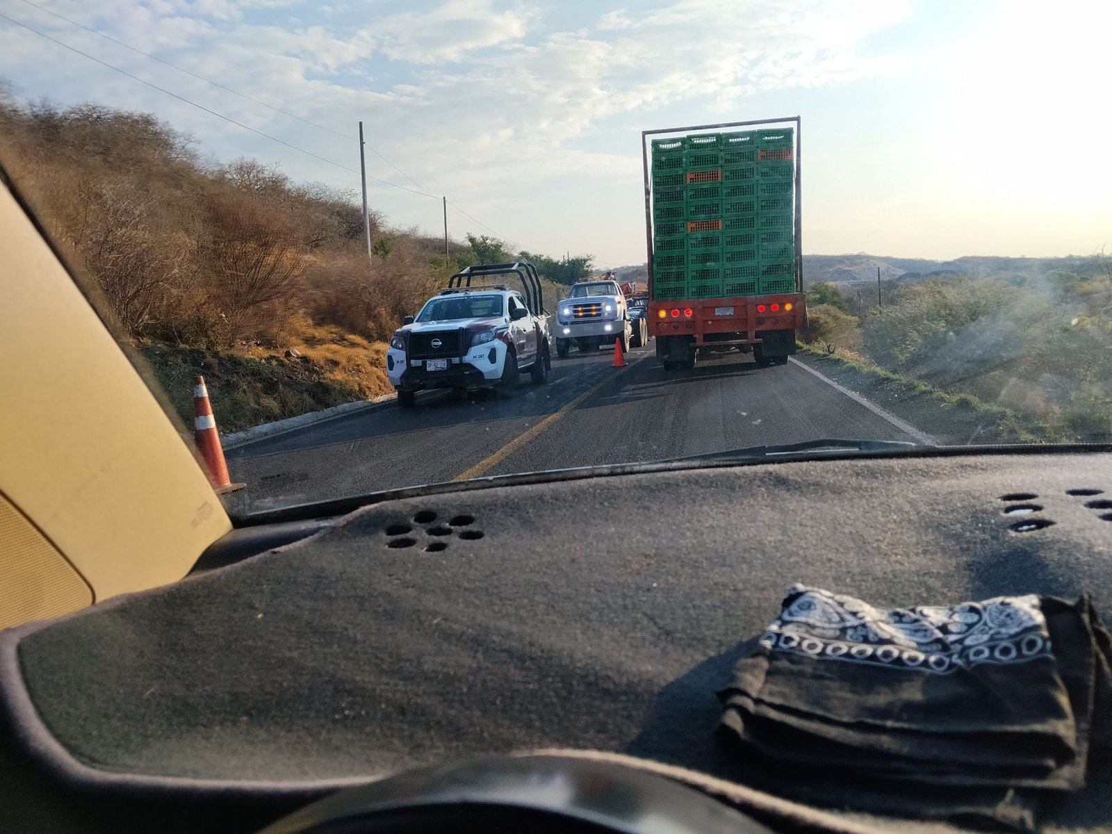 Vuelca camión de pollos en libramiento Tepeojuma-Rijo