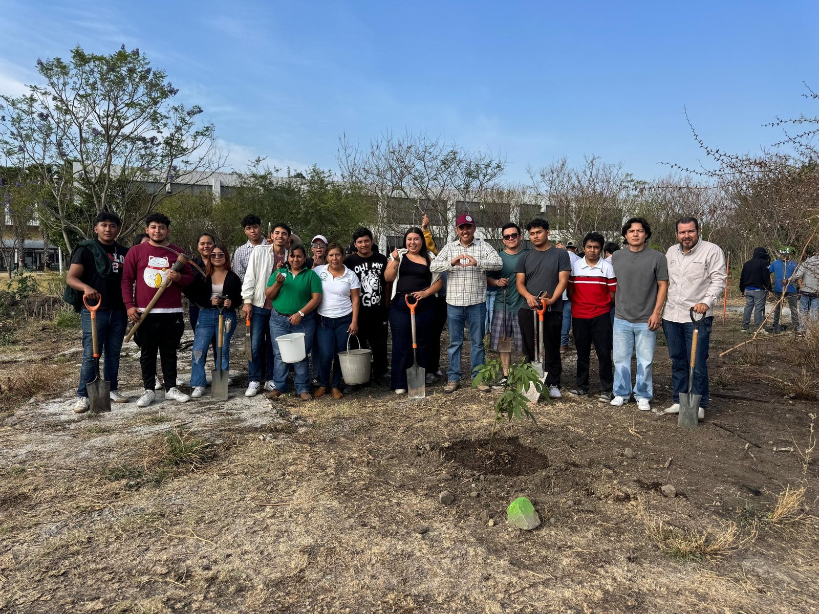Plantan 150 árboles en la UTIM por el Día de la Tierra
