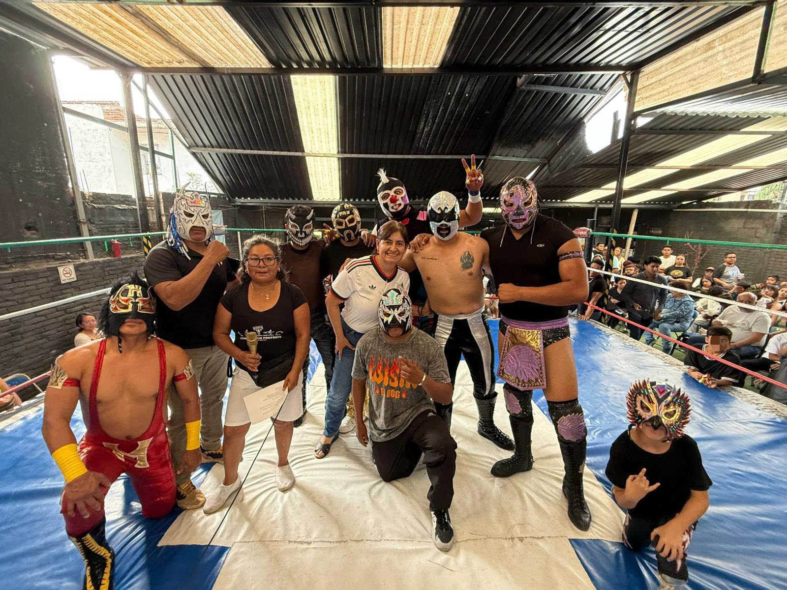 Celina Peña celebra niñez con lucha libre en Puebla