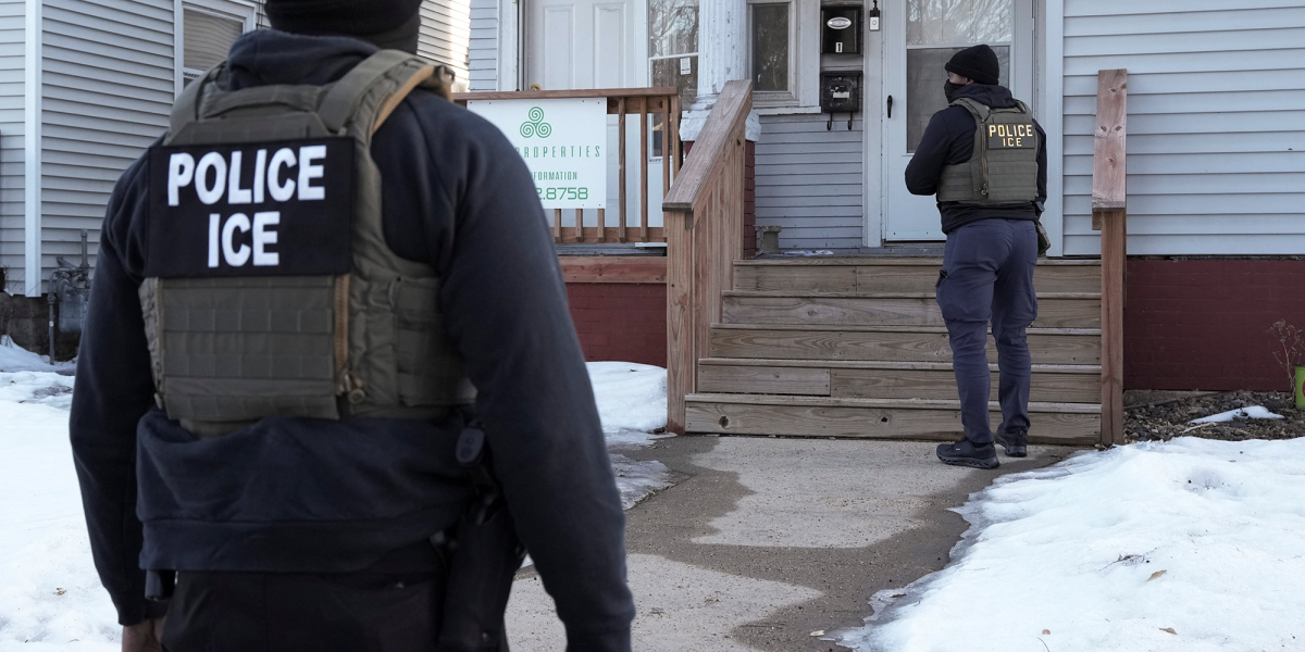 Presentan cargos por agresión contra agente federal del ICE