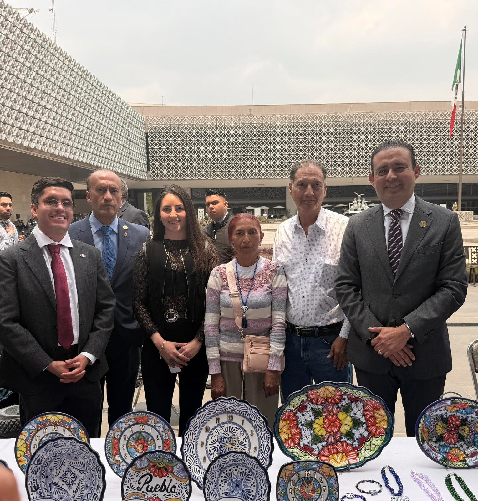 Eduardo Castillo respaldó muestra artesanal de Puebla en San Lázaro