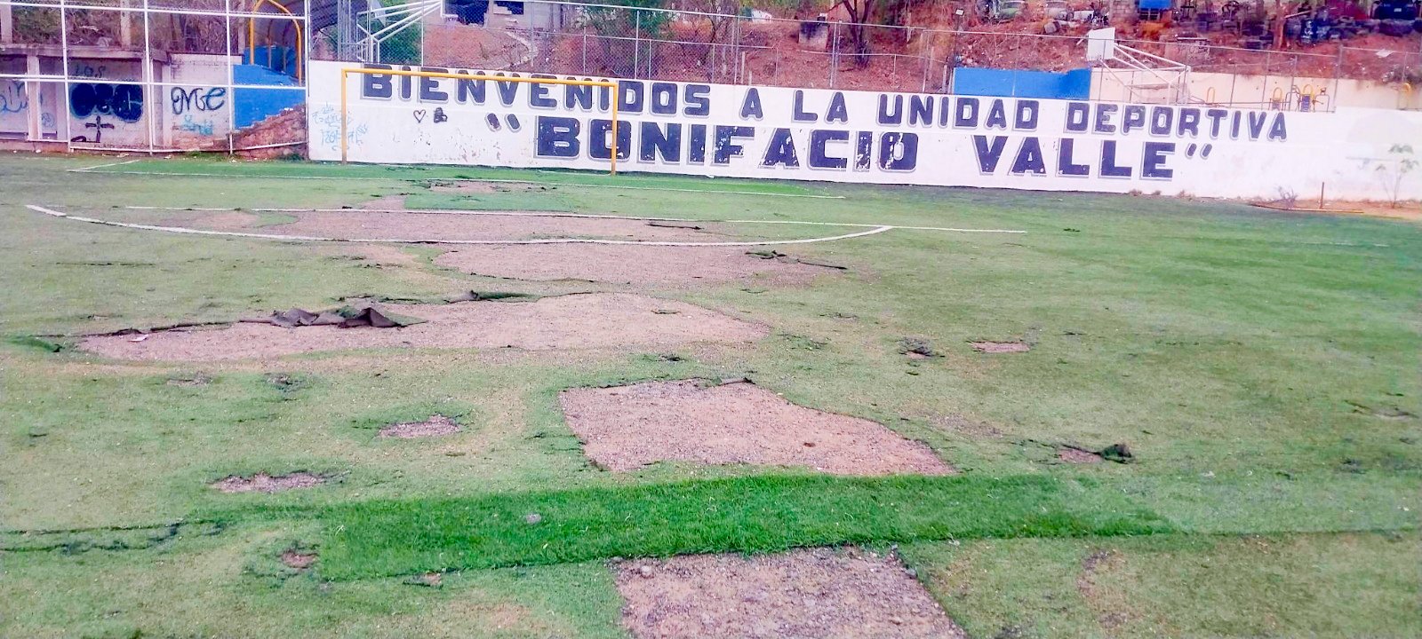 Denuncian deterioro en la Unidad Deportiva “Bonifacio Valle” en Tulcingo de Valle