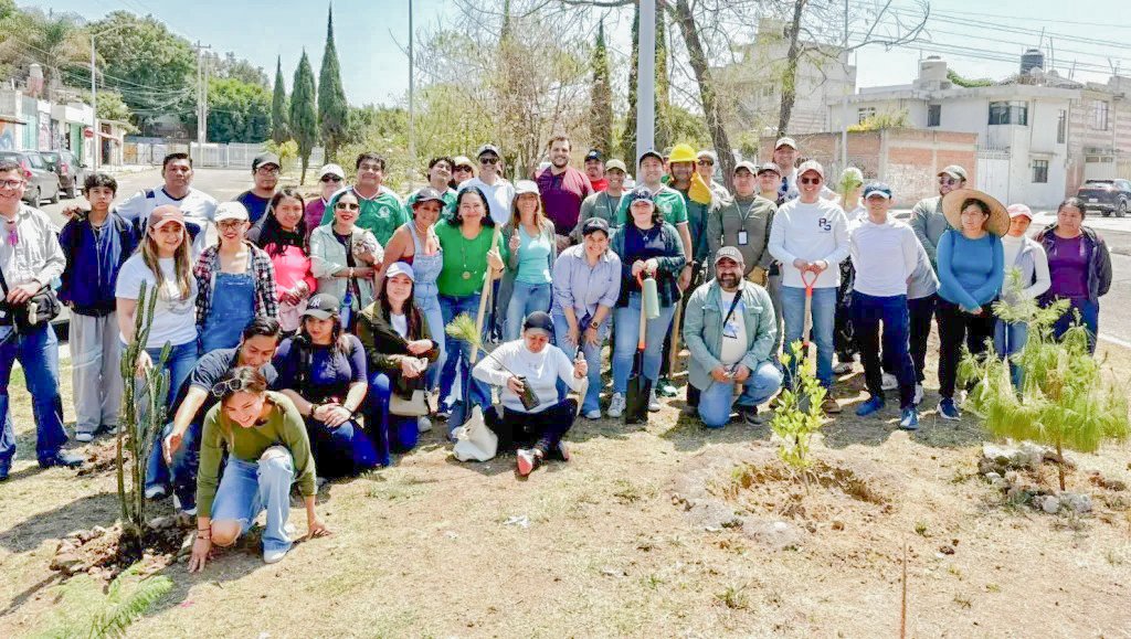 Celina Peña promueve reforestación comunitaria en Puebla