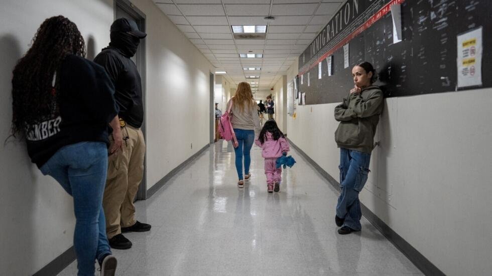 EU acelera procesos judiciales y deportaciones de menores migrantes