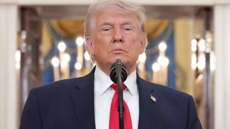 Anuncia Donald Trump intensificación de ataques militares contra Irán