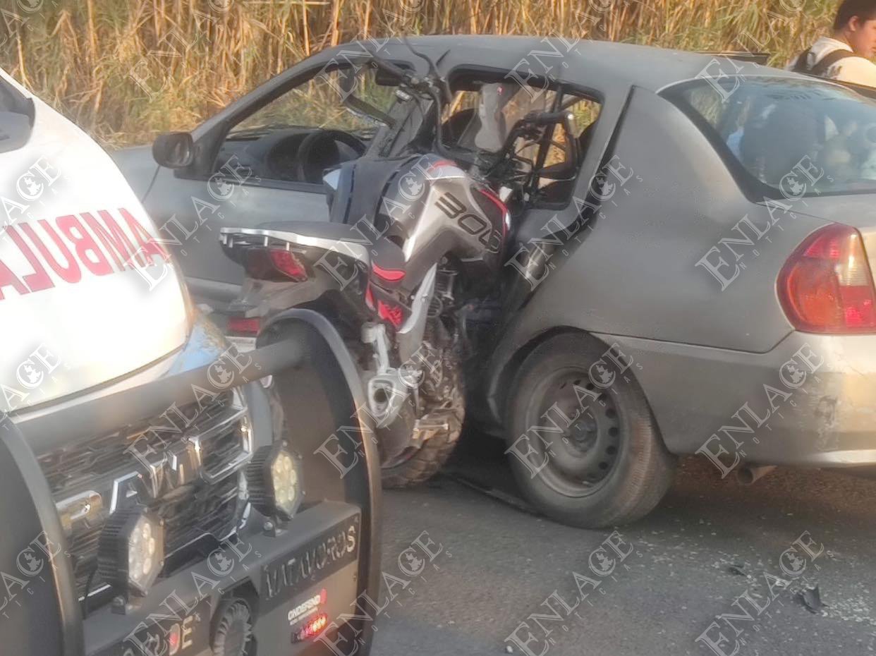 Motocicleta choca contra auto y termina incrustada en Izúcar