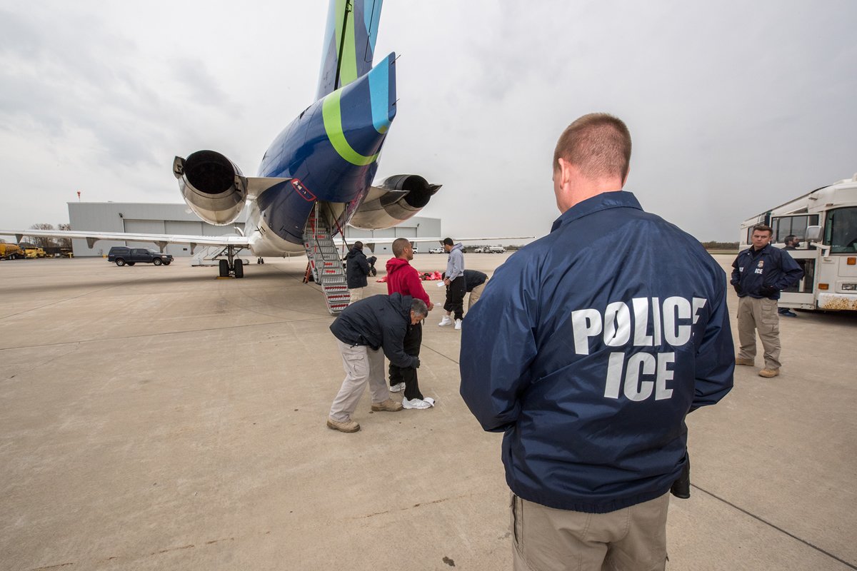 ICE realiza vuelo de deportación de 51 horas y registra récord mensual