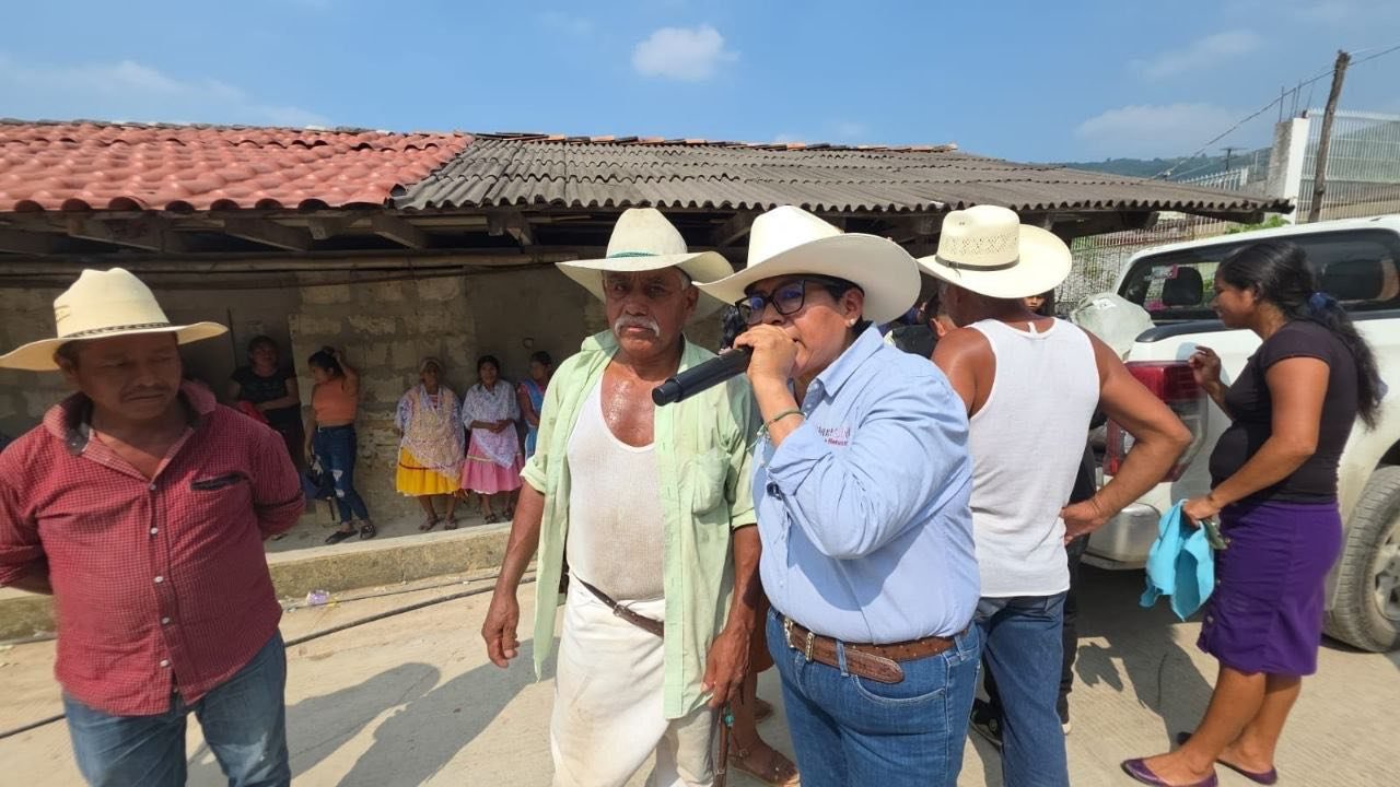 Laura Artemisa respalda obra de agua en Olintla