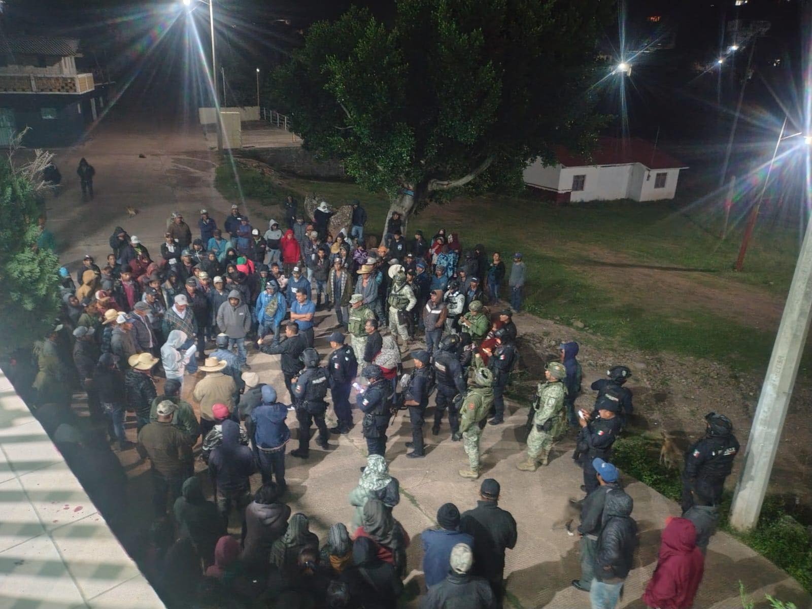 Regresan desplazados a Chilapa bajo vigilancia militar