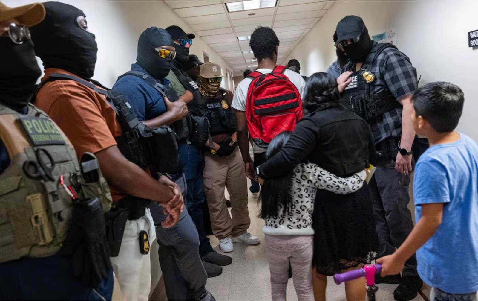 ICE ha detenido a los padres de 146 mil menores