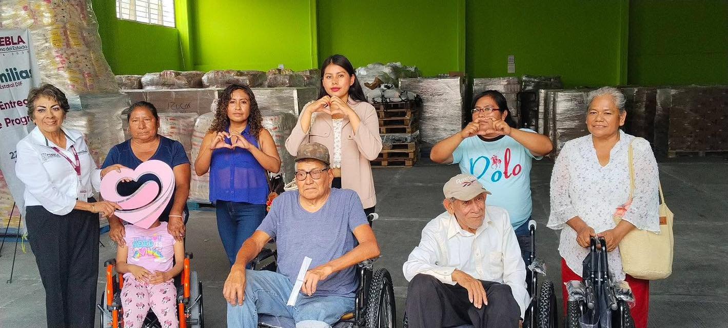 DIF de Epatlán entregó sillas de ruedas a ciudadanos