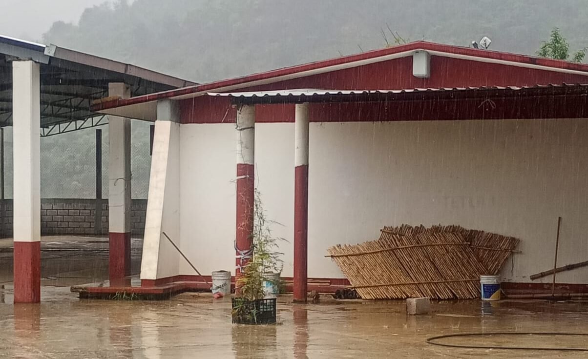 Lluvias provocan fuerte ausentismo escolar en la Sierra Negra