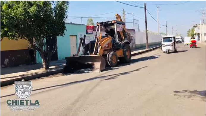 Realizan trabajos de bacheo en Villa Atencingo mediante labores conjuntas