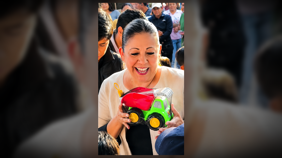 Laura Artemisa visita escuela y entrega juguetes