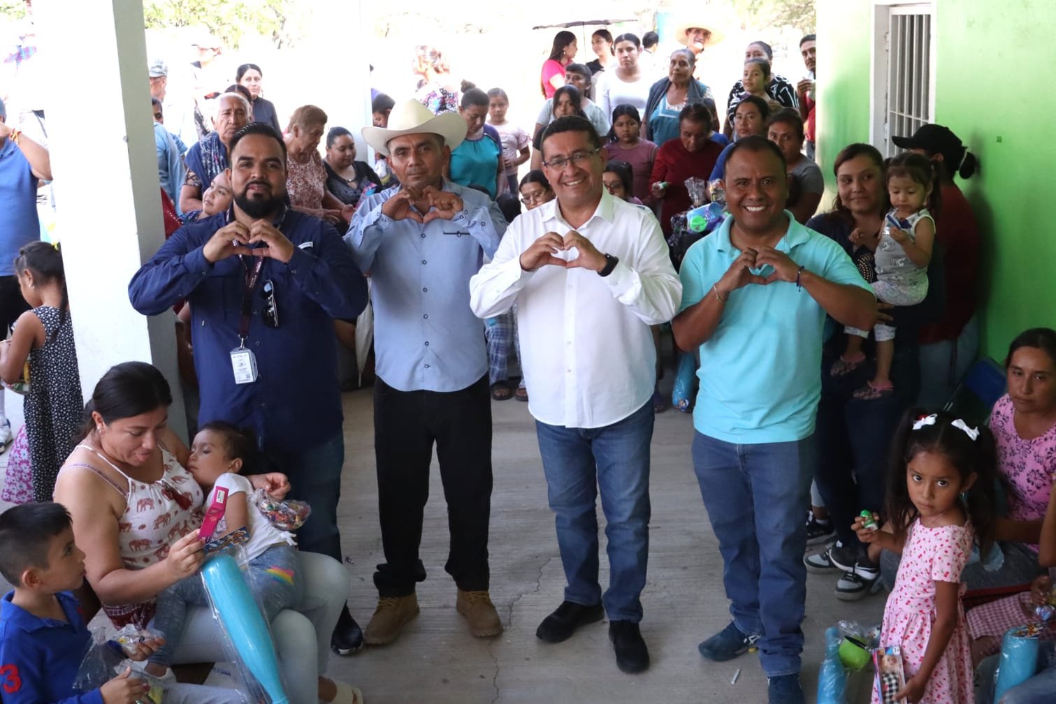 Pável Gaspar acude a asamblea en Los Amates