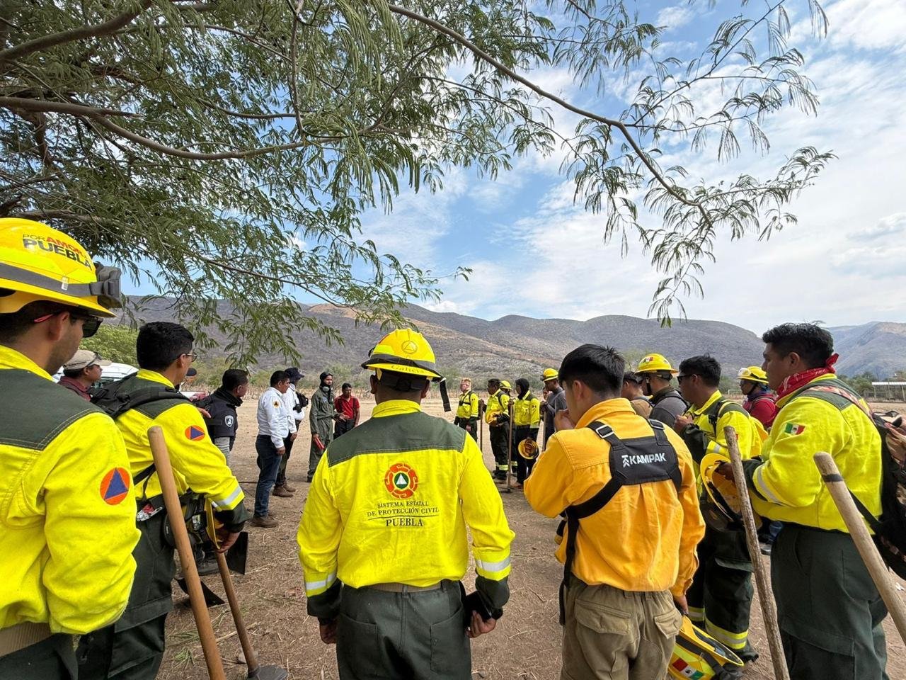 GOBIERNO ESTATAL DESPLIEGA OPERATIVO AIRE-TIERRA PARA CONTENER INCENDIO FORESTAL EN COHETZALA