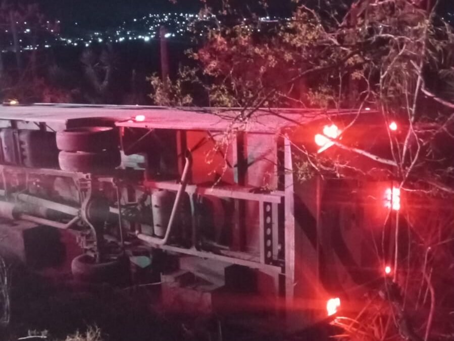 Vuelca autobús SCTA en tramo Axamilpa