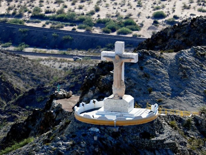 EU demanda a iglesia por terrenos para construir muro fronterizo