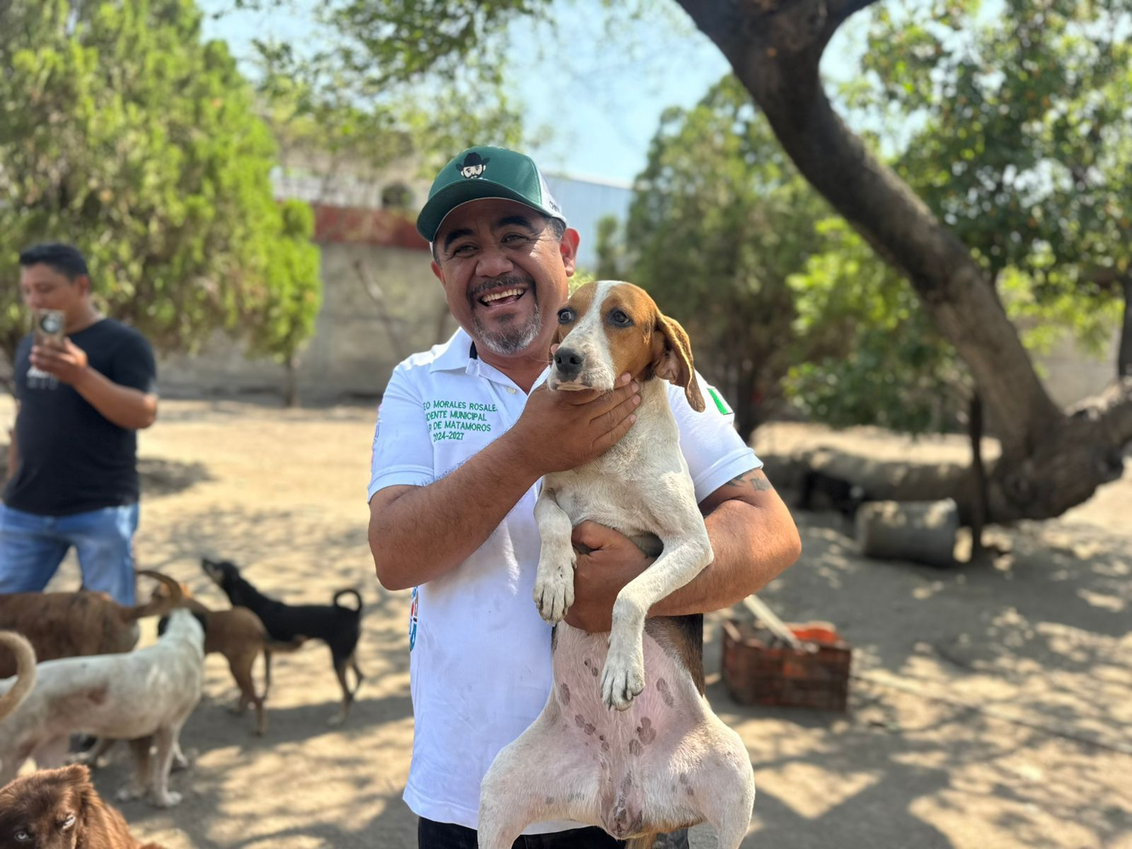 Eliseo Morales adopta perrito de “Patitas Pintadas”