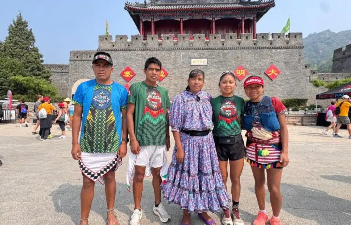 Atletas indígenas mexicanos dominan el maratón de la Gran Muralla China