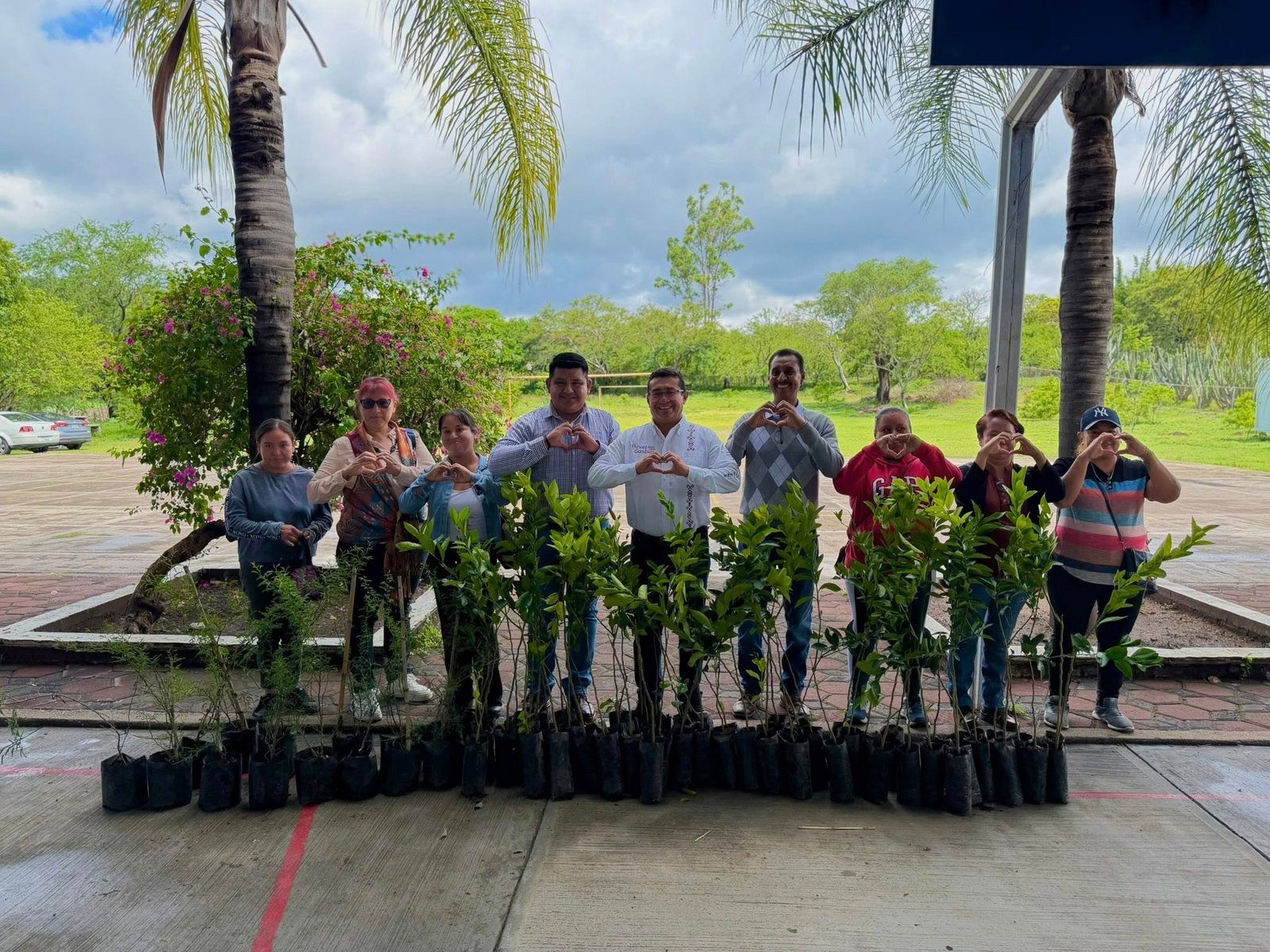 Reforestan telesecundaria de Epatlán por el Día Mundial del Medio Ambiente