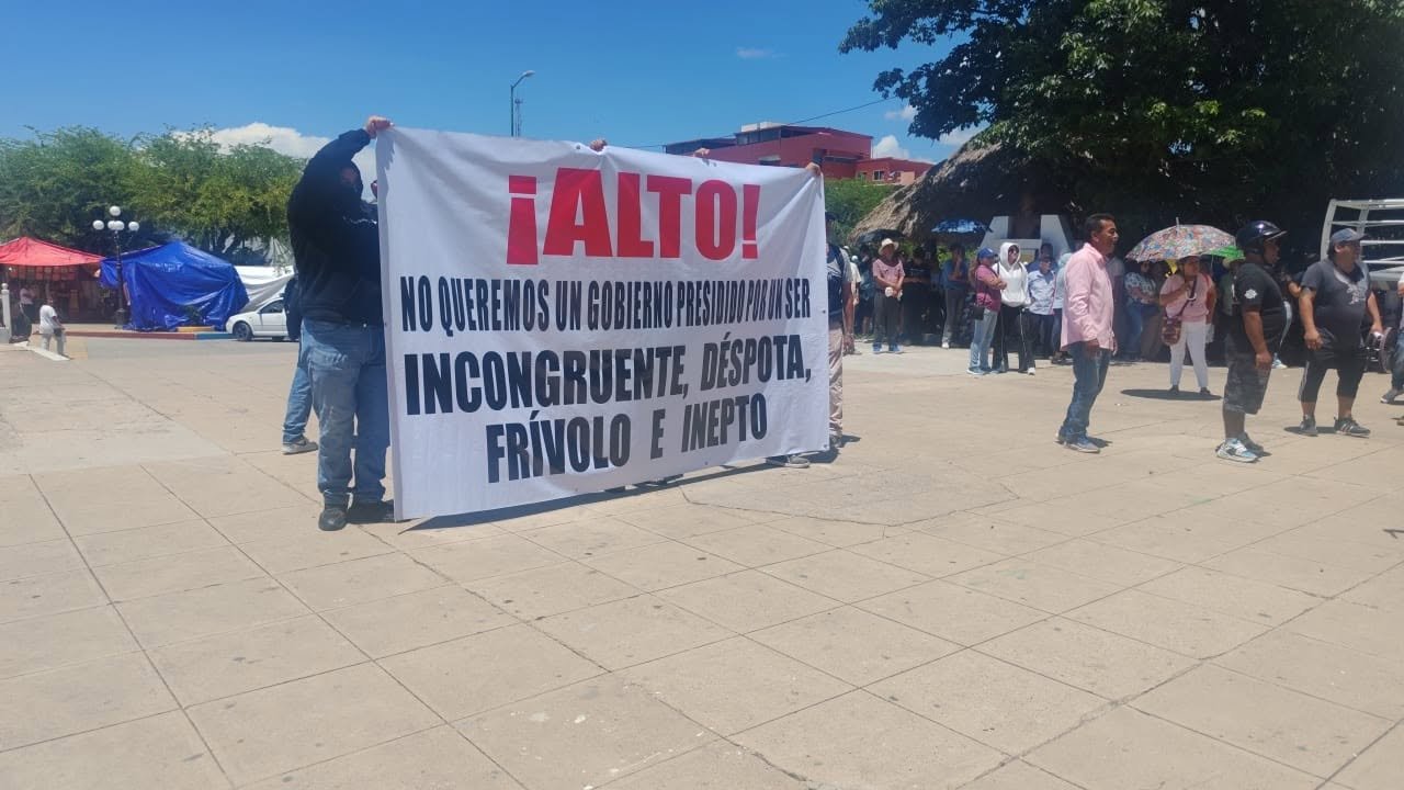 Manifestantes exigen revocación de mandato de la presidenta municipal de Acatlán; Cabildo acuerda relevo de funcionarios