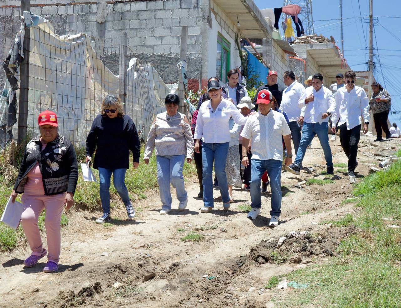 Laura Artemisa entrega cuartos dormitorio en Tehuacán