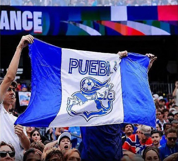 Bandera del Club Puebla ondea en el Mundial