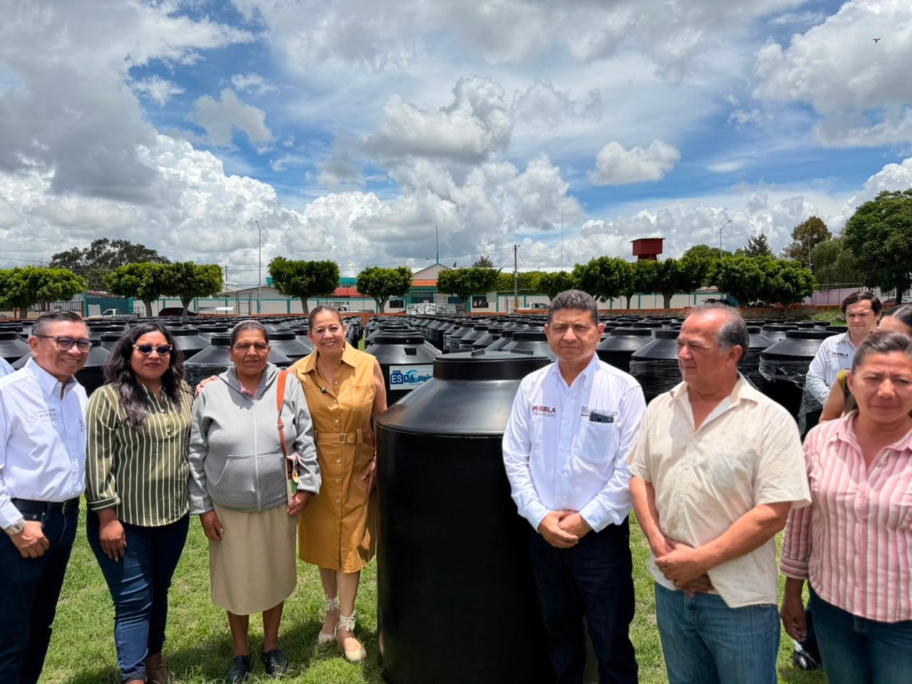 Laura Artemisa coordinó entrega de 500 tinacos en San Baltazar Tetela