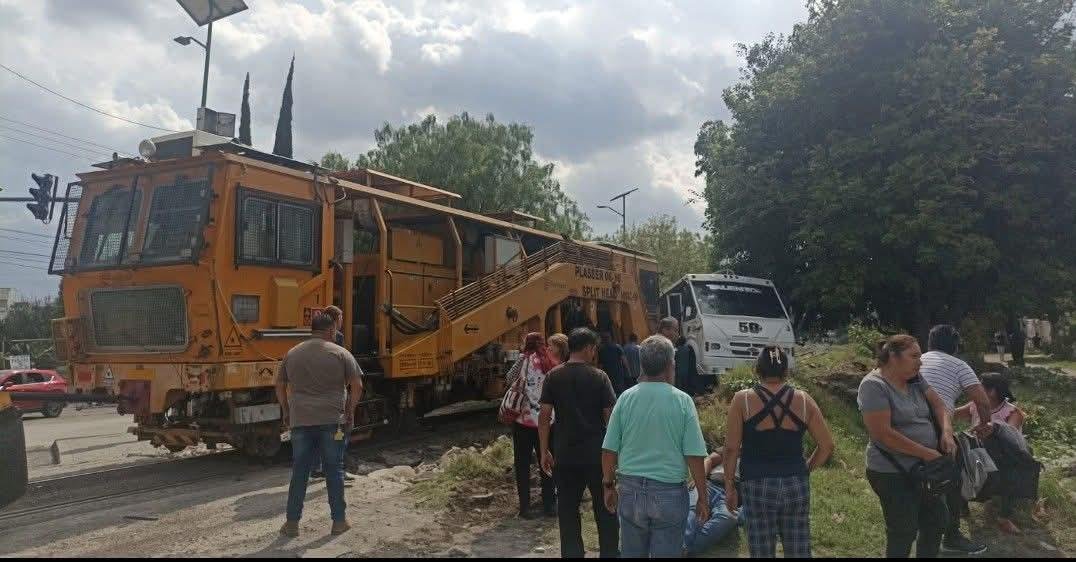Unidad de la ruta 50 es arrollada por tren en Puebla; atienden a varios heridos