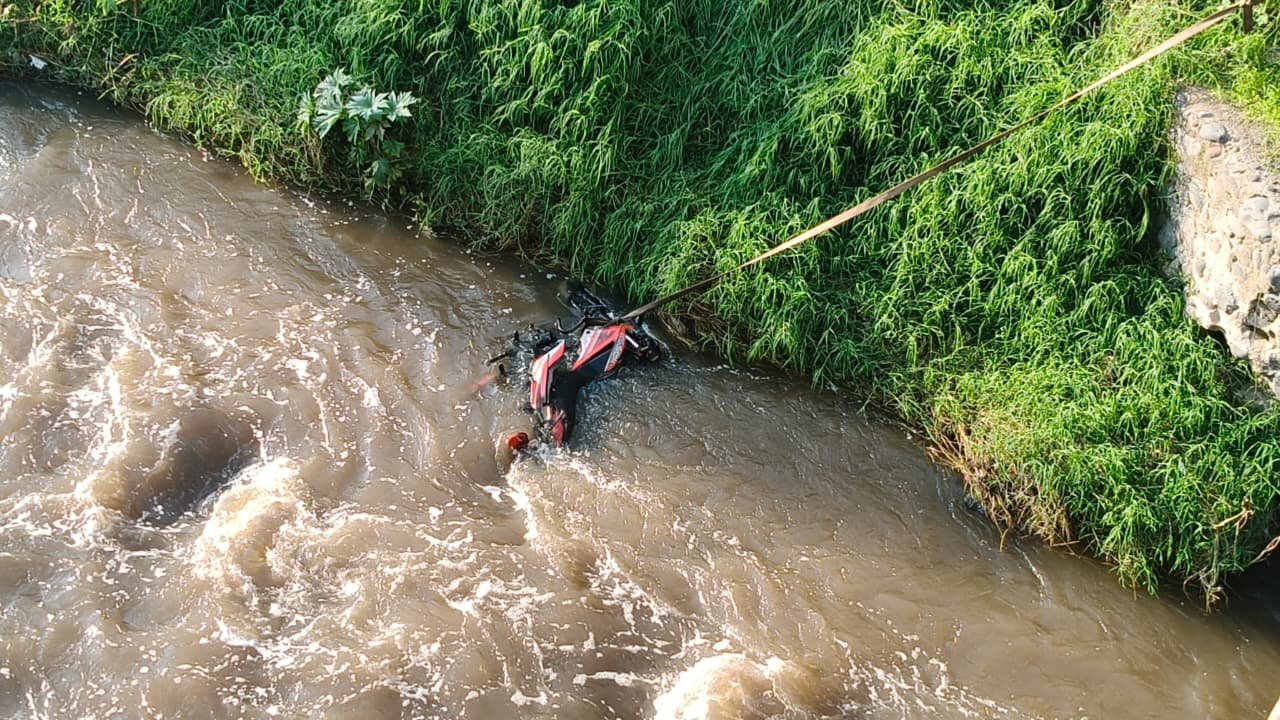 Motociclista cae al río tras derrapar en Izúcar