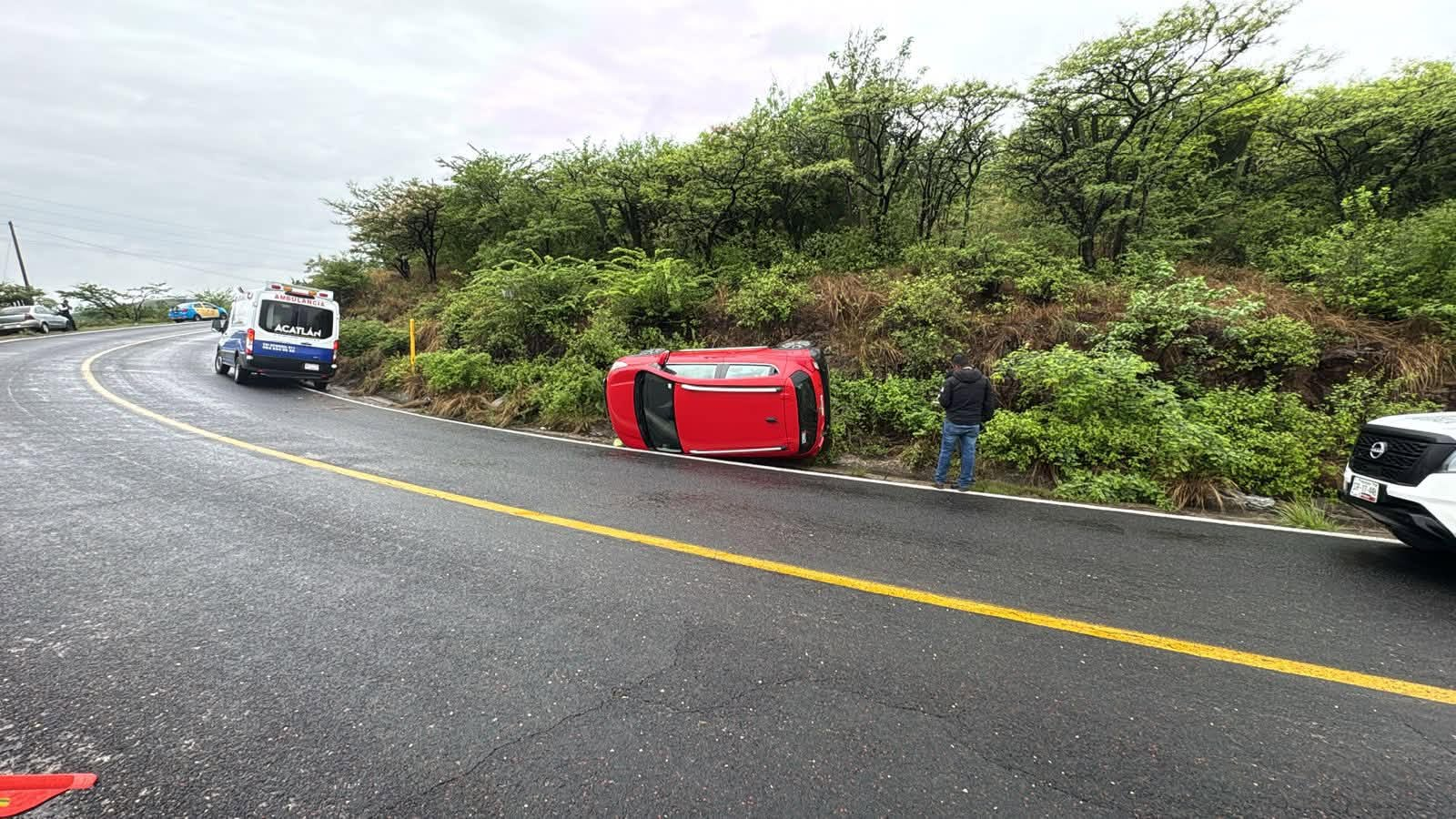 Vuelca automóvil en el tramo Acatlán–Tecomate