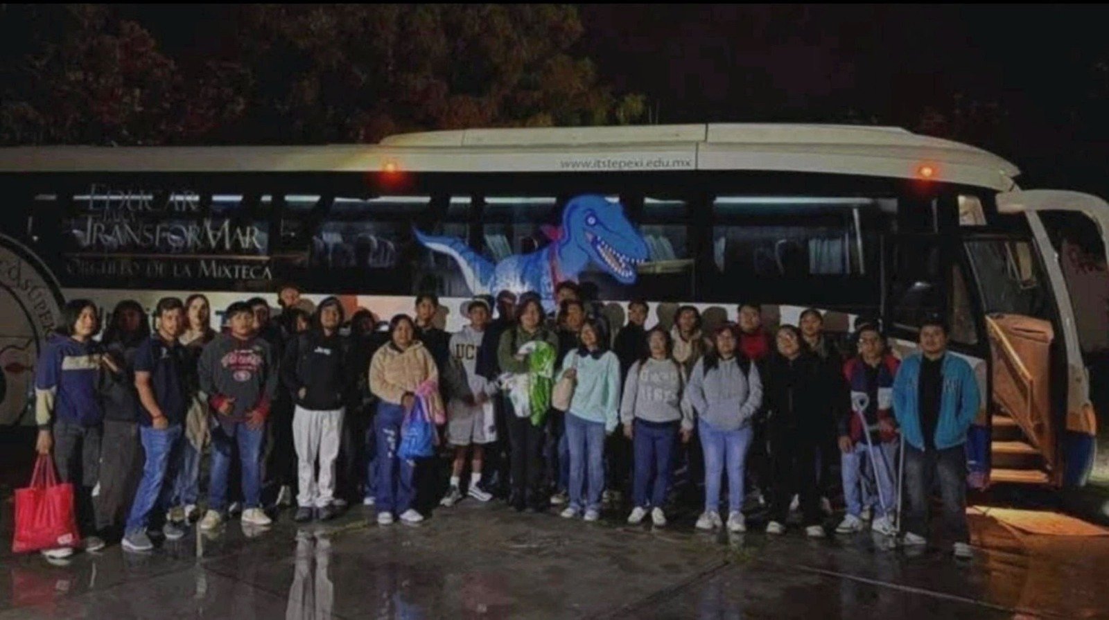 Volcadura de autobús dejó estudiantes lesionados del Tecnológico de Tepexi