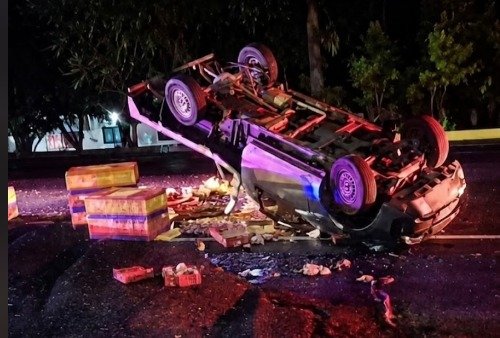 Camioneta de carga volcó cerca de Bacardí