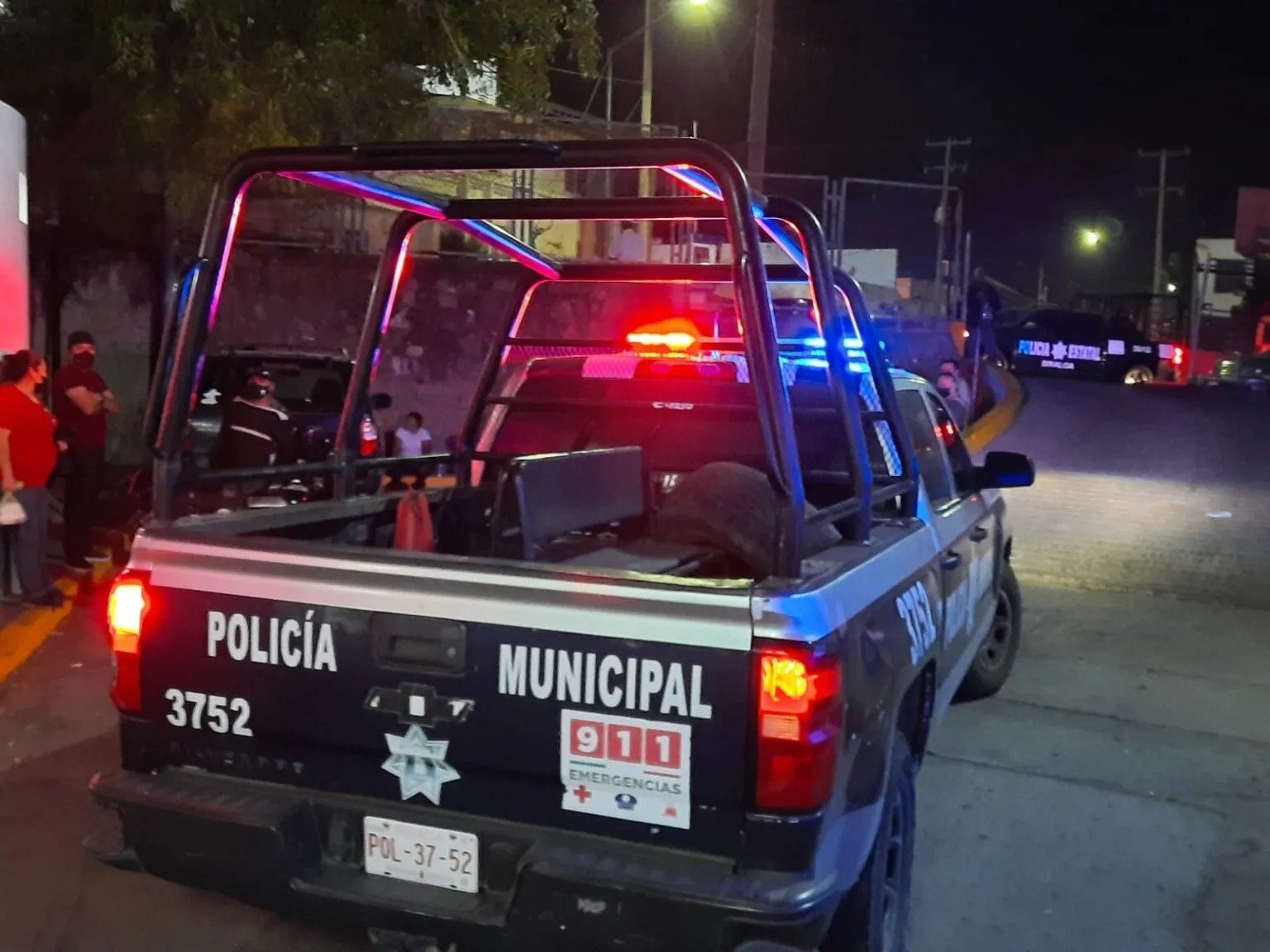 Hallan dos cuerpos en camino de Teotlalco
