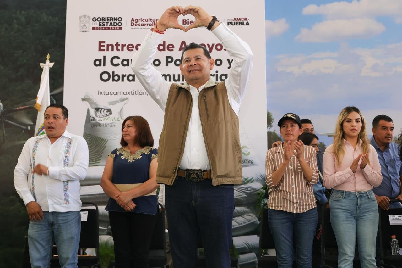 IXTACAMAXTITLÁN RECIBE APOYOS ESTATALES SIN PRECEDENTES EN MAQUINARIA, FERTILIZANTES Y REFORESTACIÓN