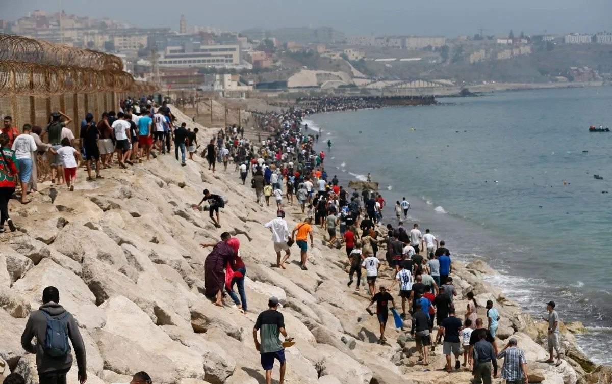 Miles de migrantes cruzan la frontera de Marruecos hacia España