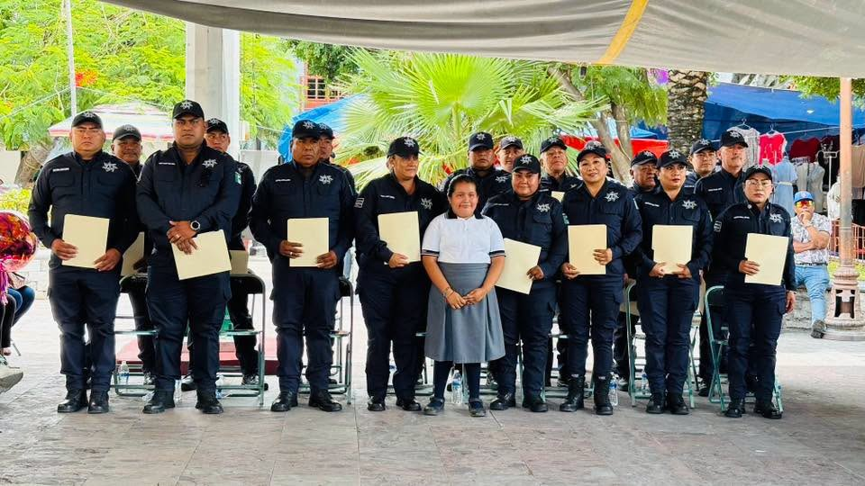 Alcalde reconoce logros educativos en Chietla